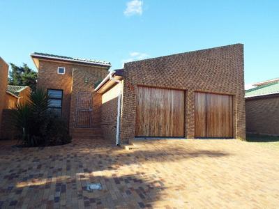 Townhouse For Sale in Durbanville, Durbanville