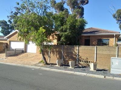 Townhouse For Sale in Sonstraal Heights, Durbanville