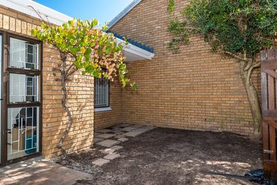 Townhouse For Rent in Bellville, Bellville