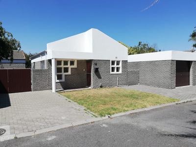 Cottage For Sale in Oakglen, Bellville