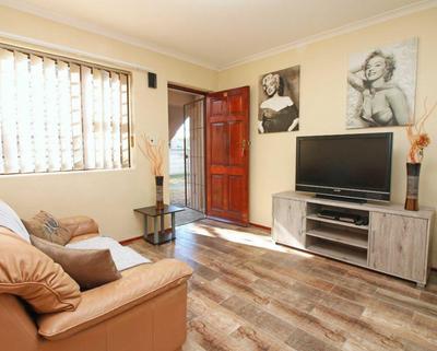 Apartment / Flat For Sale in Oakglen, Bellville