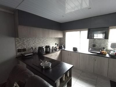 Townhouse For Sale in Groenvallei, Bellville